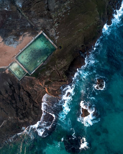 海洋和岩石的鸟瞰图
